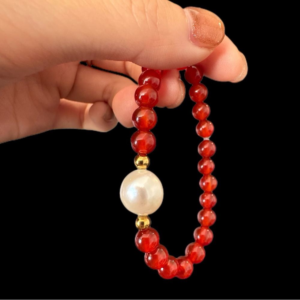 ✨Elegant Red Carnelian Beaded Bracelet with Natural Pearl Accent